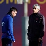 Messi y Setién durante el último entrenamiento del Barça antes de recibir al Granada