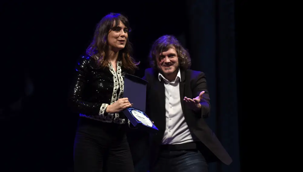 La actriz Belén Cuesta recibió el premio a la mejor interpretación femenina de manos del actor Salva Reina