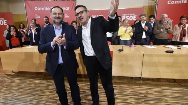 El secretario general del Partido Socialista de la Región de Murcia, Diego Conesa, junto a Ábalos en la clausura del Comité Regional del PSRM