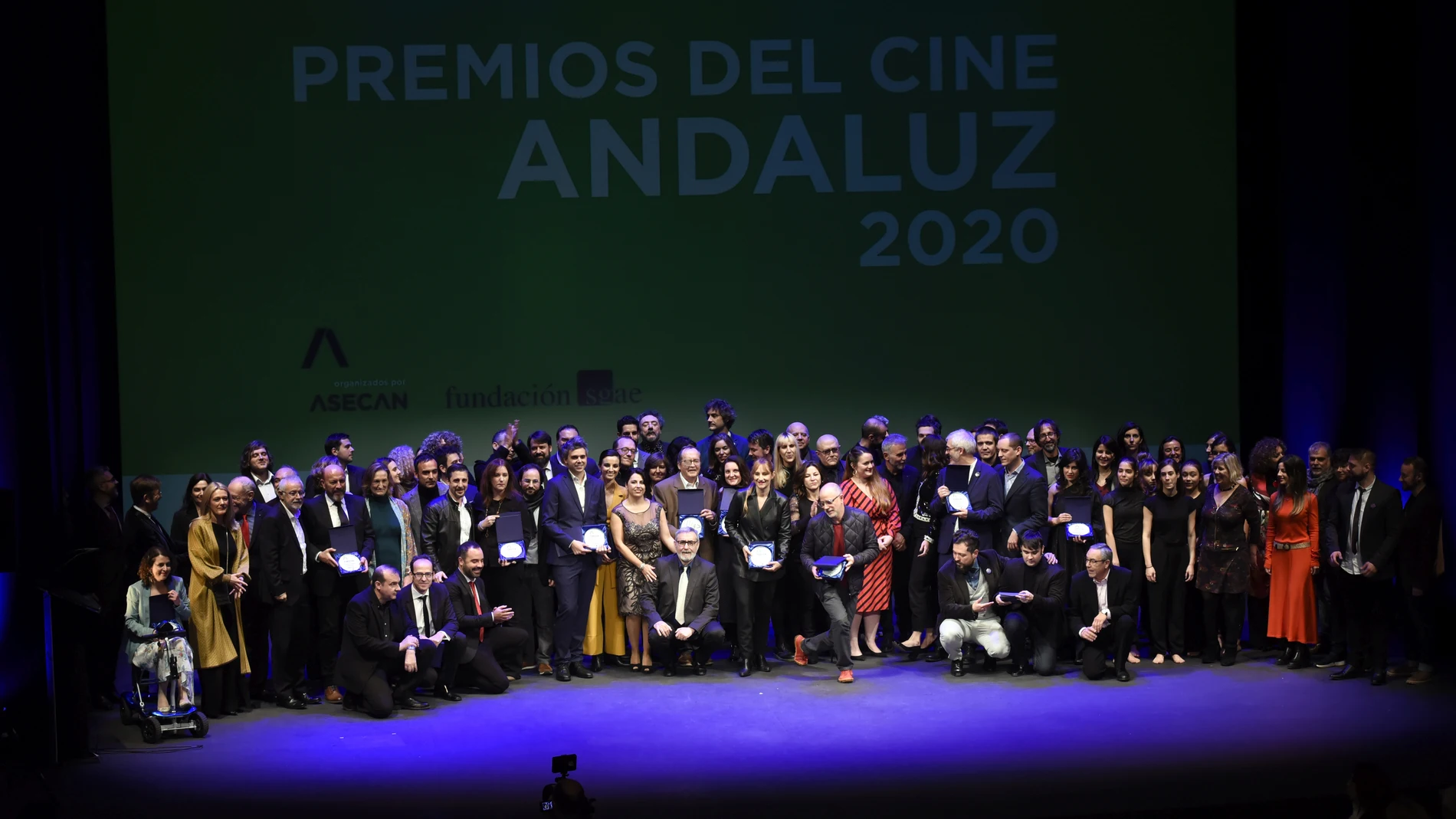 Foto de familia de los 32 Premios del cine andaluz que concede Asecan