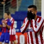 Ángel Correa lamenta una ocasión fallada ante el Eibar