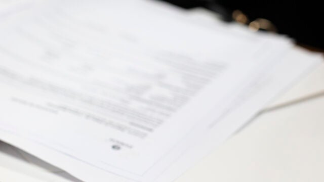 Una persona consulta unos documentos