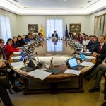 El presidente del gobierno, Pedro Sánchez posa junto con los miembros de su gabinete durante el primer Consejo de Ministros del Gobierno de coalicion presidido por Pedro Sánchez, este martes 14 de enero en Madrid© Alberto R. Roldan MADRID 14/01/2020