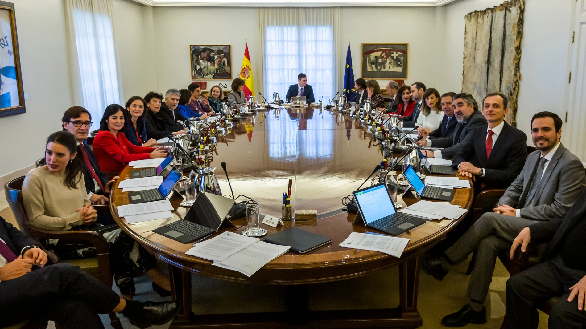 El presidente del gobierno, Pedro Sánchez posa junto con los miembros de su gabinete durante el primer Consejo de Ministros del Gobierno de coalicion presidido por Pedro Sánchez, este martes 14 de enero en Madrid© Alberto R. Roldan MADRID 14/01/2020