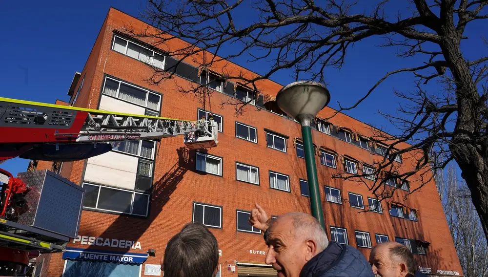 Bomberos descuelgan una antena por el viento en Valladolid
