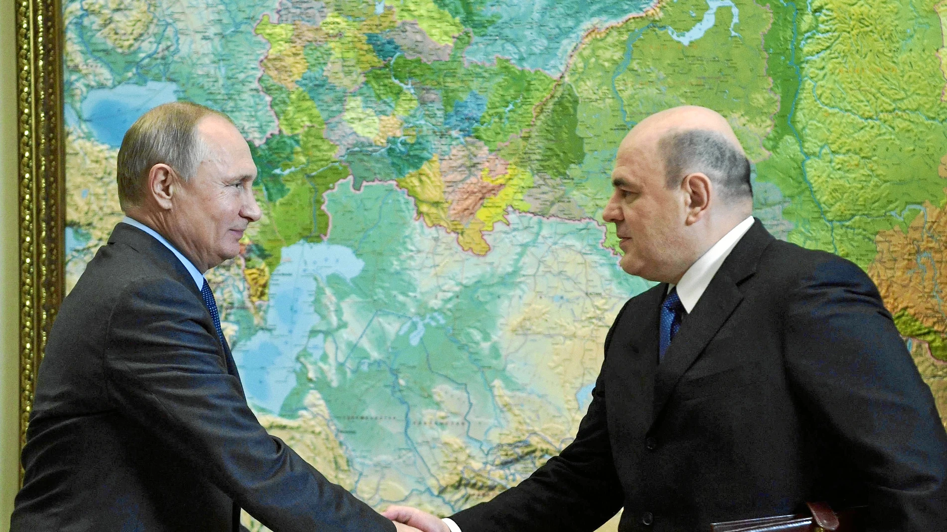 Putin y el nuevo primer ministro ruso, Mijail Mishustin, se estrechan la mano tras ser confirmado éste por la Duma el jueves