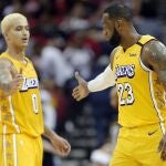 LeBron saluda a su compañero Kyle Kuzma