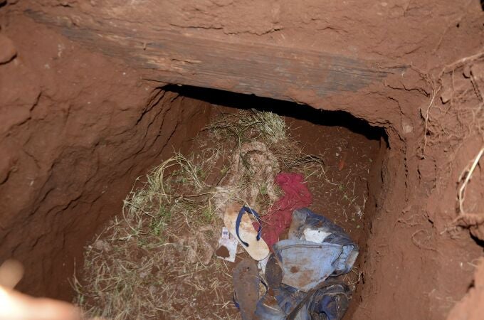 La ropa dejado por los presos en el túnel antes de escapar de la prisión de Pedro Juan Caballero en Paragua/AP