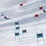 La segunda clasificada, Elisa Moerzinger (R) de Austria y la ganadora, Clara Direz (L) de Francia, en acción en la ronda final durante la carrera femenina de Slalom Gigante Paralelo de la Copa Mundial de Esquí Alpino de la FIS en Sestriere, Italia