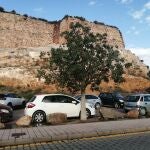 Una imagen reciente del aparcamiento irregular al pie del Castillo