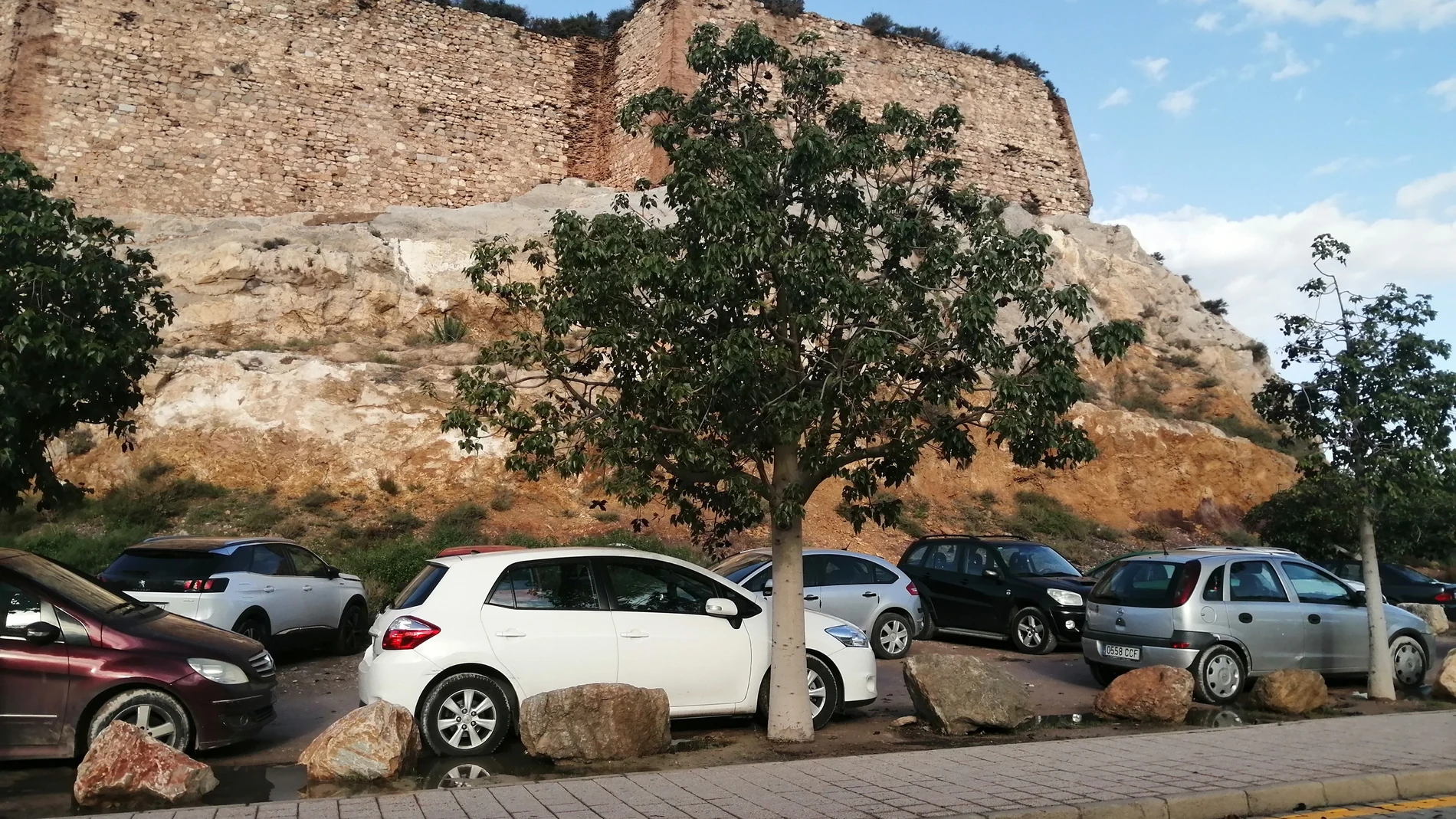 Una imagen reciente del aparcamiento irregular al pie del Castillo