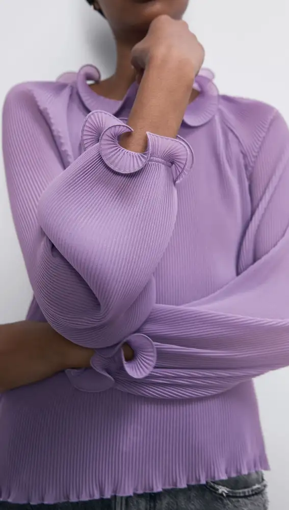 Esta es la blusa plisada en tono malva y volantes de Zara que dar que hablar en los próximos meses