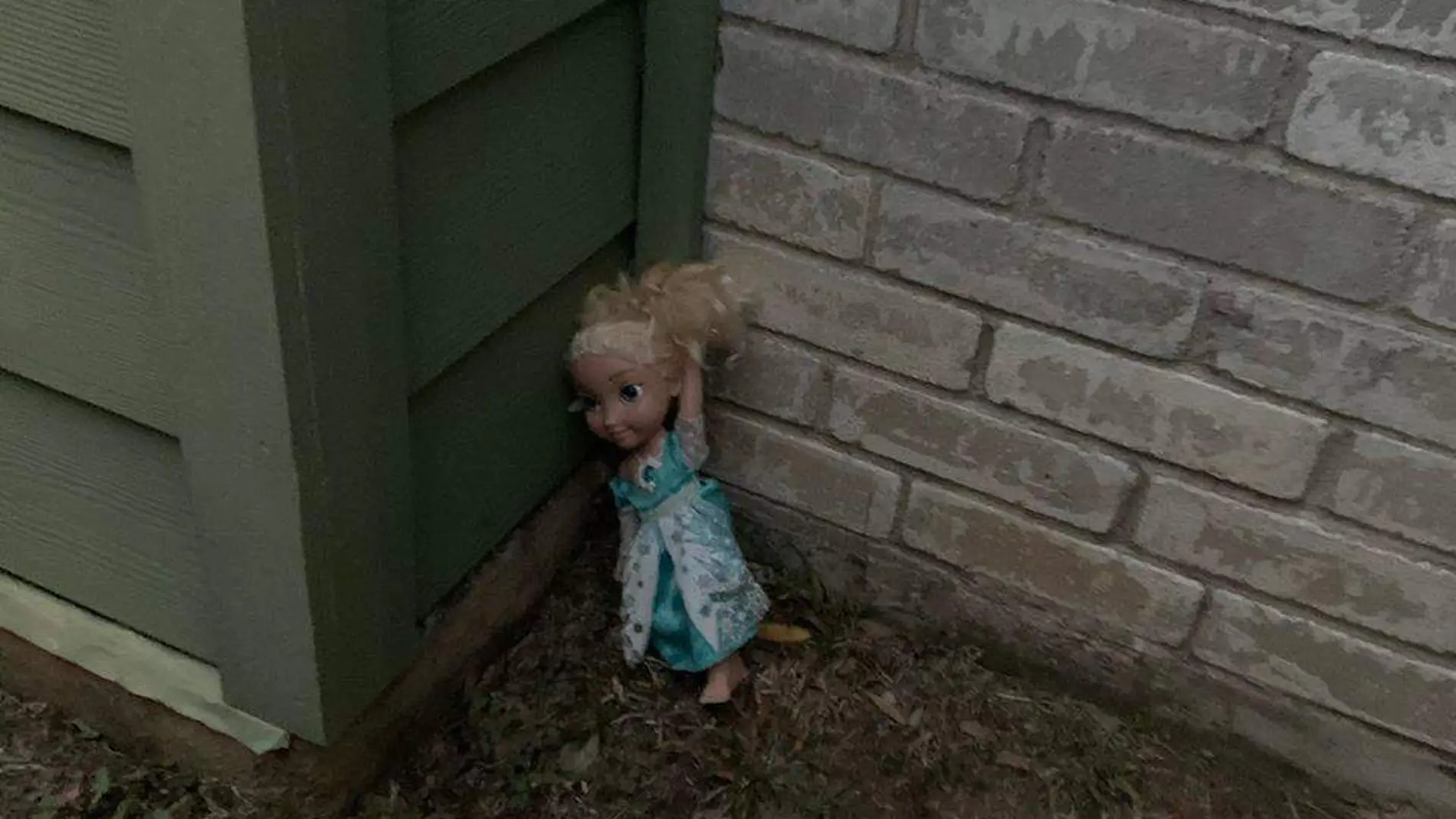 Imagen de la muñeca, que regresó a la casa después de haberla tirado a la basura y que el camión se la llevara