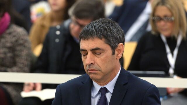 GRAF4599. MADRID, 20/01/2020.- El mayor de los Mossos d'Esquadra Josep Lluís Trapero, sentado en el banquillo al comienzo del juicio junto a la intendente de los Mossos Teresa Laplana, el exdirector de los Mossos Pere Soler, y el exsecretario general de Interior César Puig, por la actuación de este cuerpo policial de cara al referéndum del 1-O, durante la primera sesión de su juicio, este lunes, en la Audiencia Nacional, en Madrid. El juicio se prolongará previsiblemente hasta marzo y está previsto que declaren, además de los acusados, 104 testigos pedidos por la Fiscalía y las defensas. EFE/Fernando Villar POOL