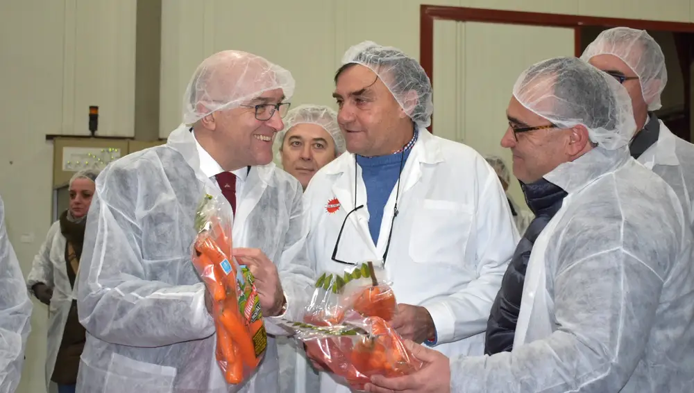 El consejero Jesús Julio Carnero en su visita a la cooperativa del campo Glus-I en Sanchonuño (Segovia).DELEGACIÓN JCYL20/01/2020