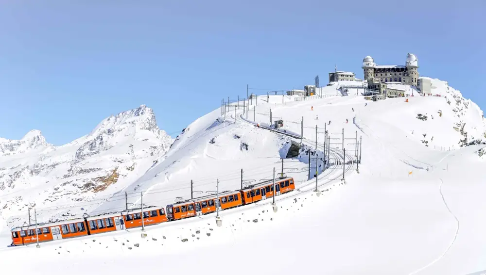 Subir al observatorio es posible gracias al primer tren cremallera eléctrico de Suiza y el más alto de Europa al aire libre. Situado a 3.089m, el impresionante mirador de Gornergrat, destacando la visión inolvidable del Matterhorn y de 29 cumbres que superan los 4.000m.