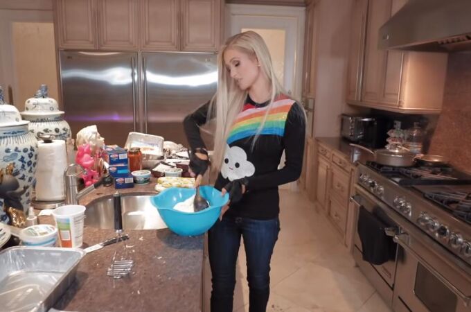 Paris Hilton cocinando lasaña