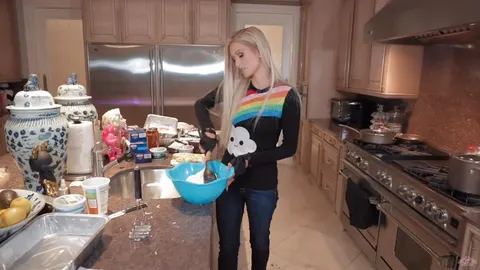 Paris Hilton cocinando lasaña
