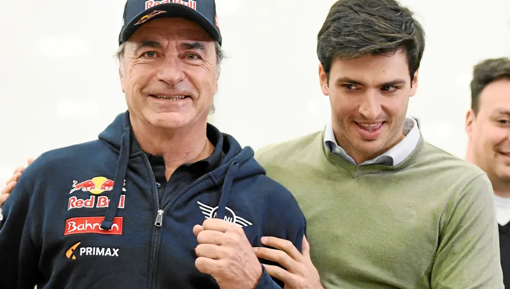Los Carlos Sainz, padre e hijo, emocionados ayer en el aeropuerto Adolfo Suárez-Madrid Barajas