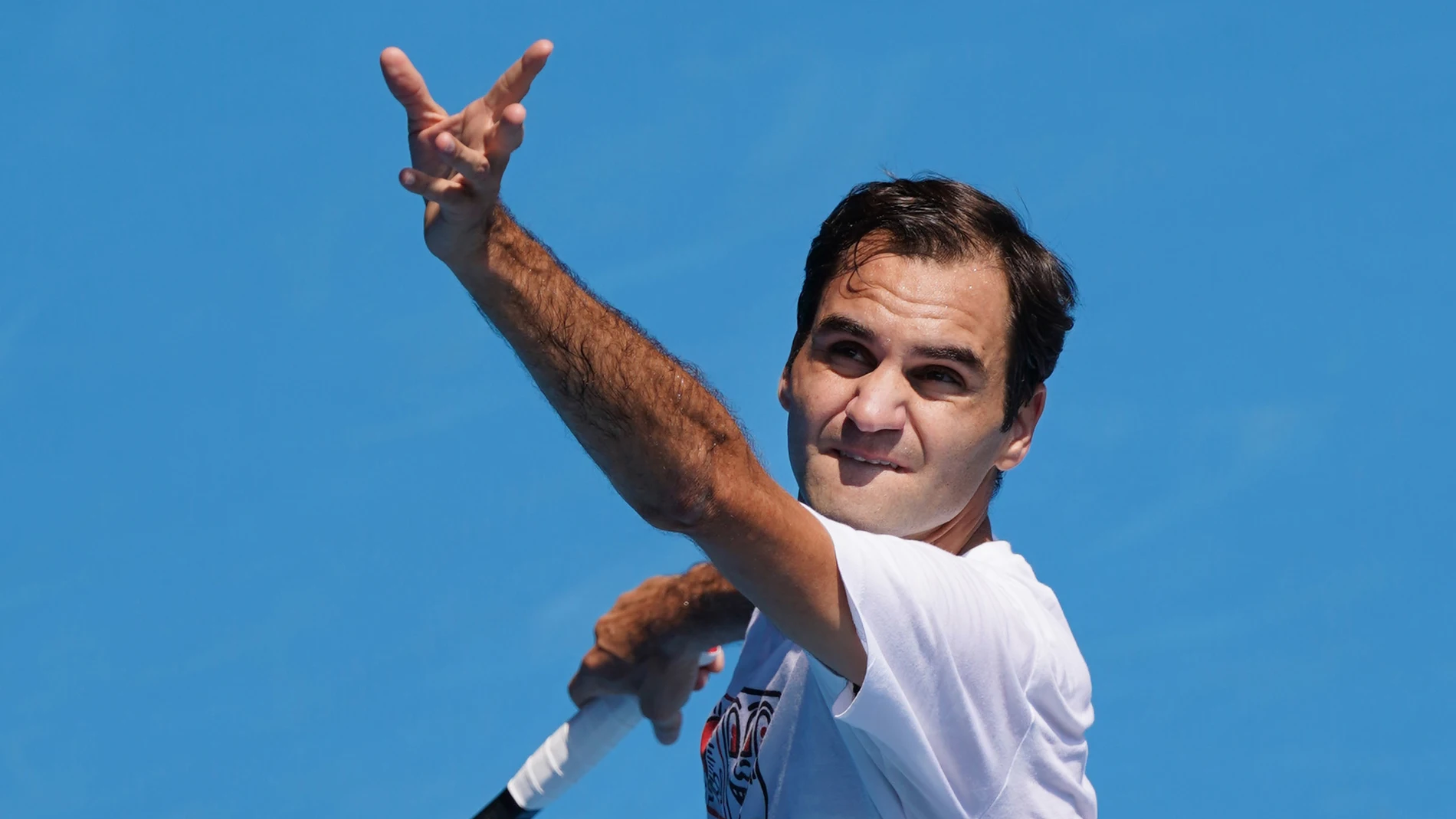 Roger Federer of Switzerland serves during an Australian Open practise session at Melbourne Park in Melbourne, Saturday, January 18, 2020. (AAP Image/Michael Dodge) NO ARCHIVING, EDITORIAL USE ONLY
