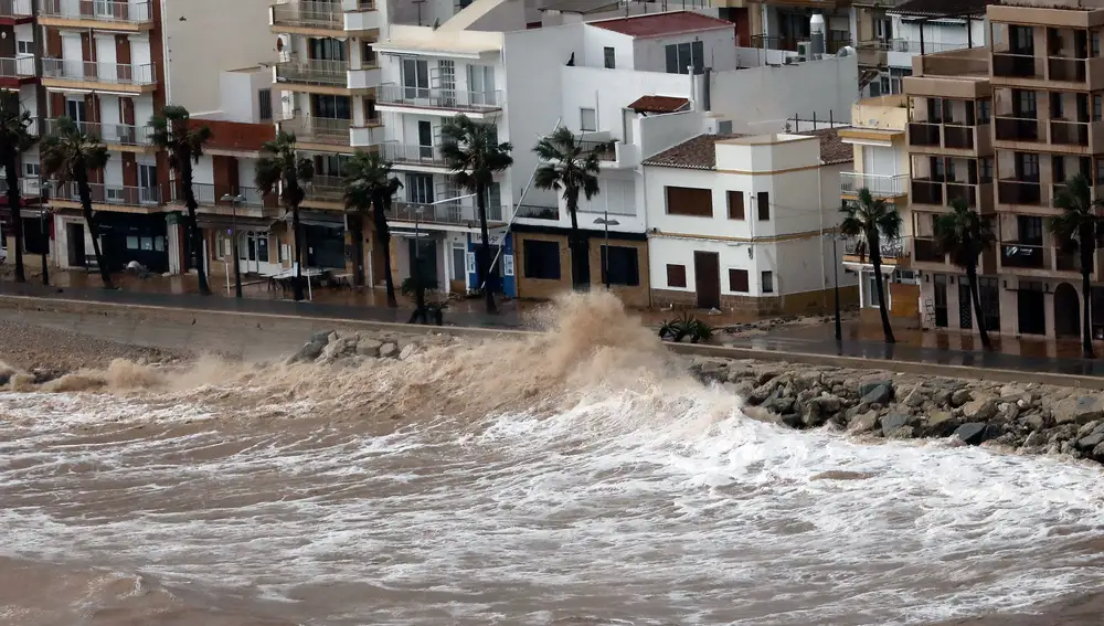 El paseo del Arenal de Xàbia, así como los comercios de zonas costeras de Alicante quedaron destrozados como los de la imagen