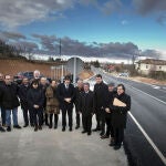 Los consejeros Juan Carlos Suárez-Quiñones, Ángel Ibáñez, o el presidente de la Diputación de Burgos, César Rico, entre otros, durante su visita a las obras de la carretera BU-627