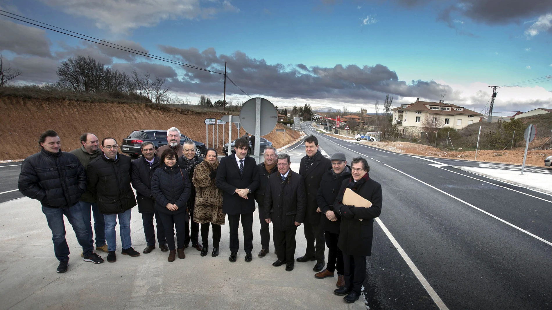 Los consejeros Juan Carlos Suárez-Quiñones, Ángel Ibáñez, o el presidente de la Diputación de Burgos, César Rico, entre otros, durante su visita a las obras de la carretera BU-627