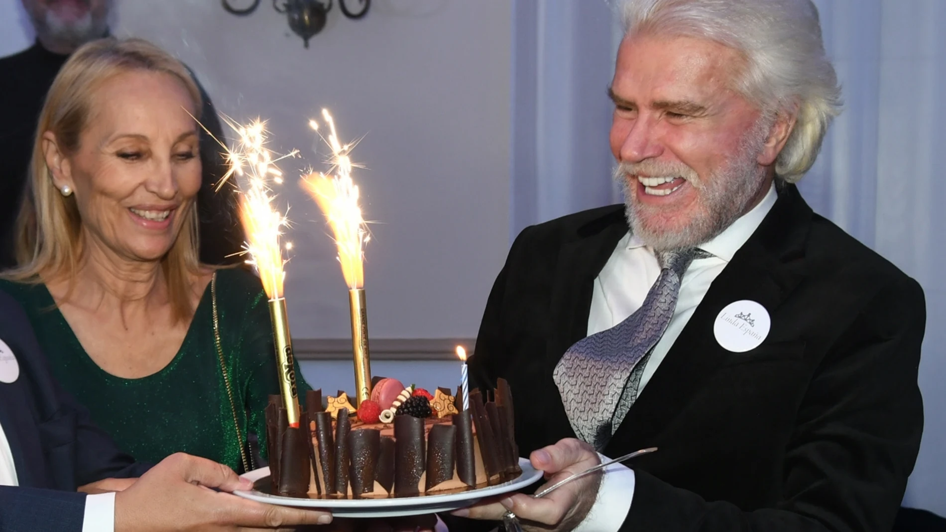 Bigote Arrocet celebra su cumpleaños en la Gala Gala Linda de España 2019 con Maria José, su presunta última conquista