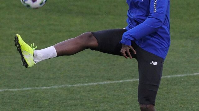 GRAFCAV1938. LEZAMA (BIZKAIA), 21/01/2020.- El delantero Iñaki Williams golpea un balón durante el entrenamiento con el Athletic