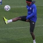 GRAFCAV1938. LEZAMA (BIZKAIA), 21/01/2020.- El delantero Iñaki Williams golpea un balón durante el entrenamiento con el Athletic