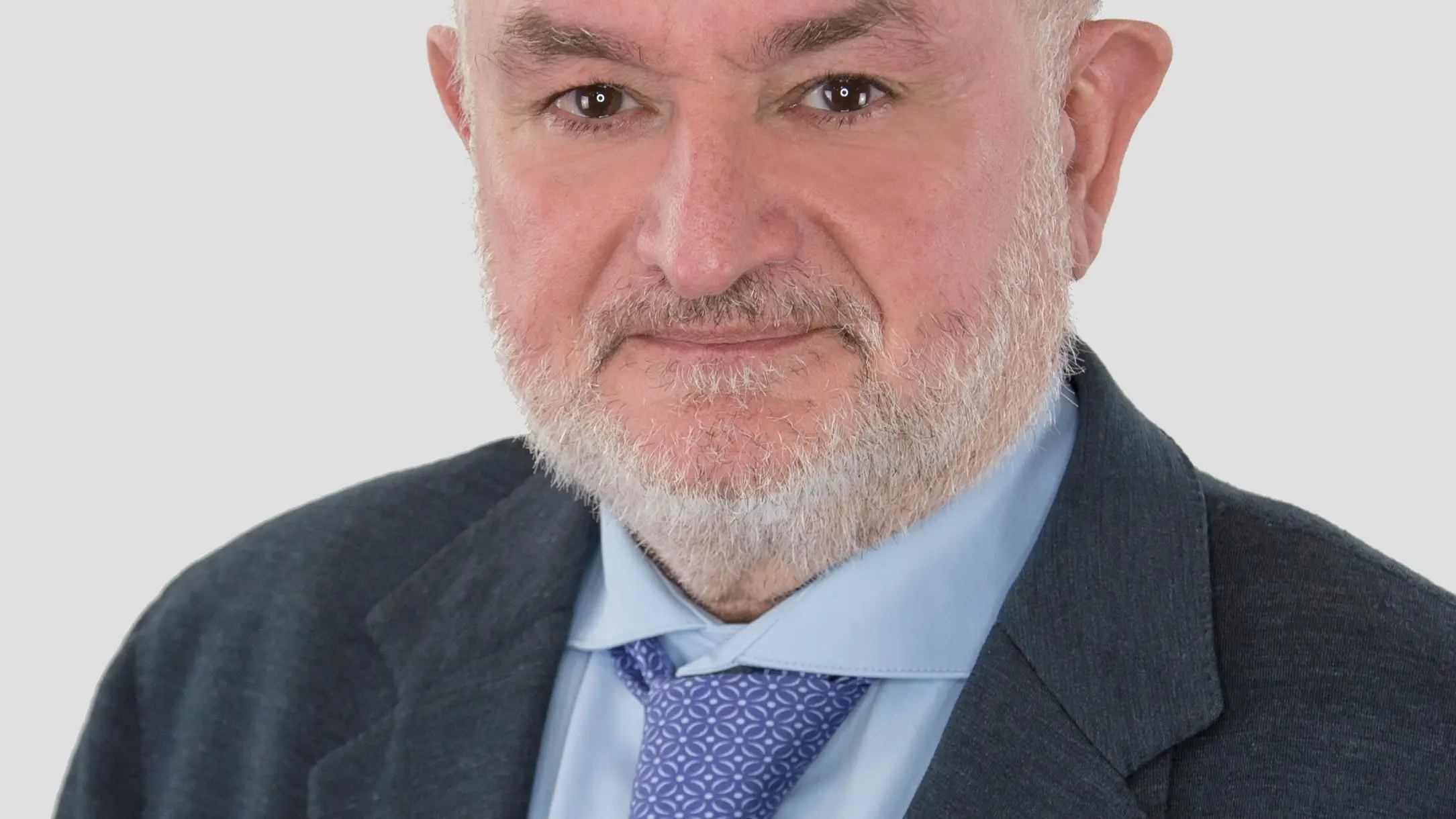 El doctor España, Jefe de Cirugía Vascular de Hospital HLA Universitario Moncloa, es pionero en cirugía endolaser contra las varices.