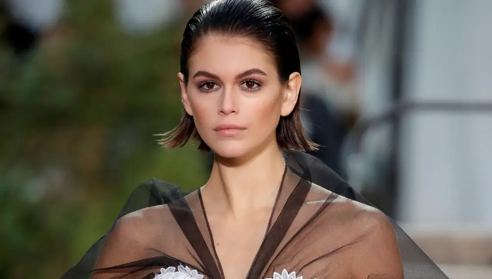 Model Kaia Gerber presents a creation by designer Virginie Viard as part of her Haute Couture Spring/Summer 2020 collection show for fashion house Chanel in Paris, France, January 21, 2020. REUTERS/Charles Platiau