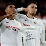 Diego Carlos y Lucas Ocampos celebran un gol del Sevilla.