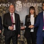 El presidente de Bodega Matarromera, Carlos Moro, brinda con el nuevo proyecto con Roberto Sanz, y María Sevillano