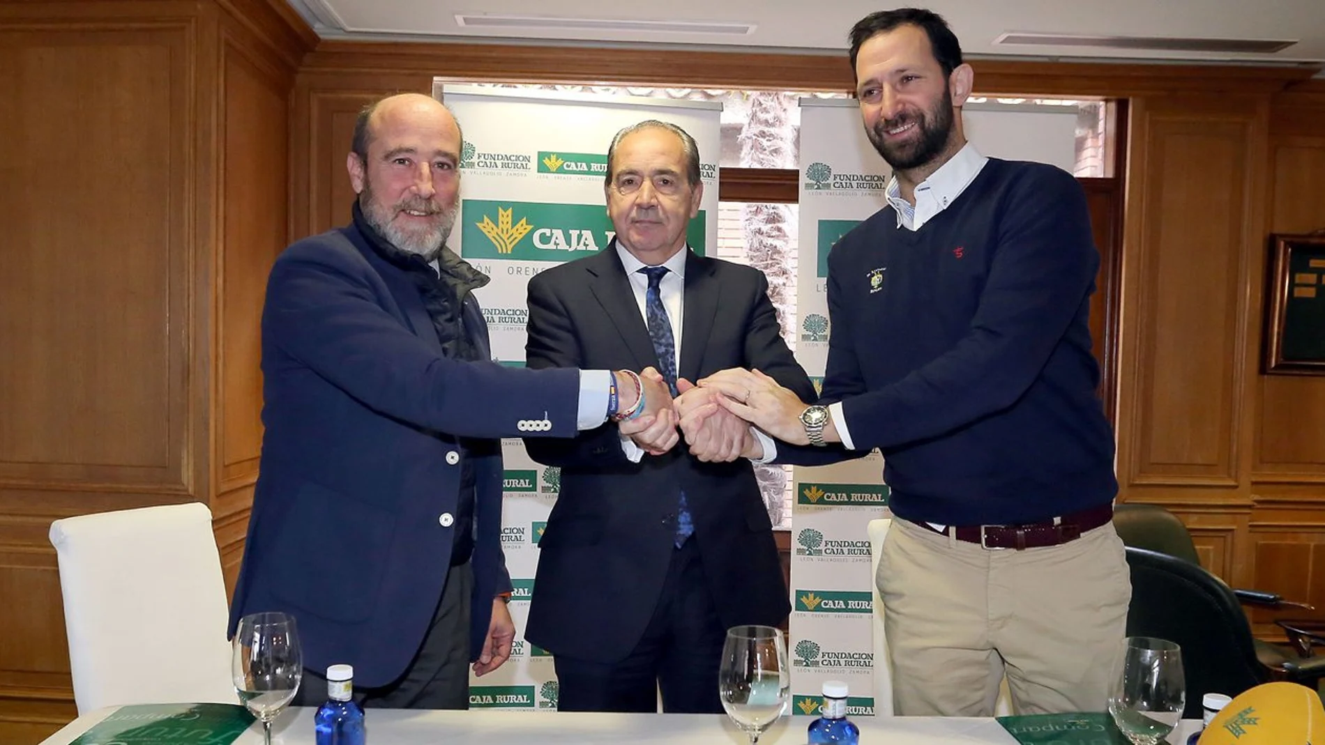 El director general de Caja Rural de Zamora, Cipriano García, renueva la colaboración con el presidente de VRAC Quesos Entrepinares, José María Valentín-Gamazo, y el gerente de SilverStorm El Salvador, Fernando Suárez