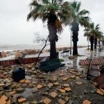Imagen del paseo marítimo de Almenara (Castellón) con graves desperfectos y complatemente inundado por la borrasca "Gloria