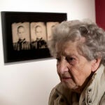 La superviviente Annette Cabelli en una exposición sobre Auschwitz en Madrid. © Luis Díaz.