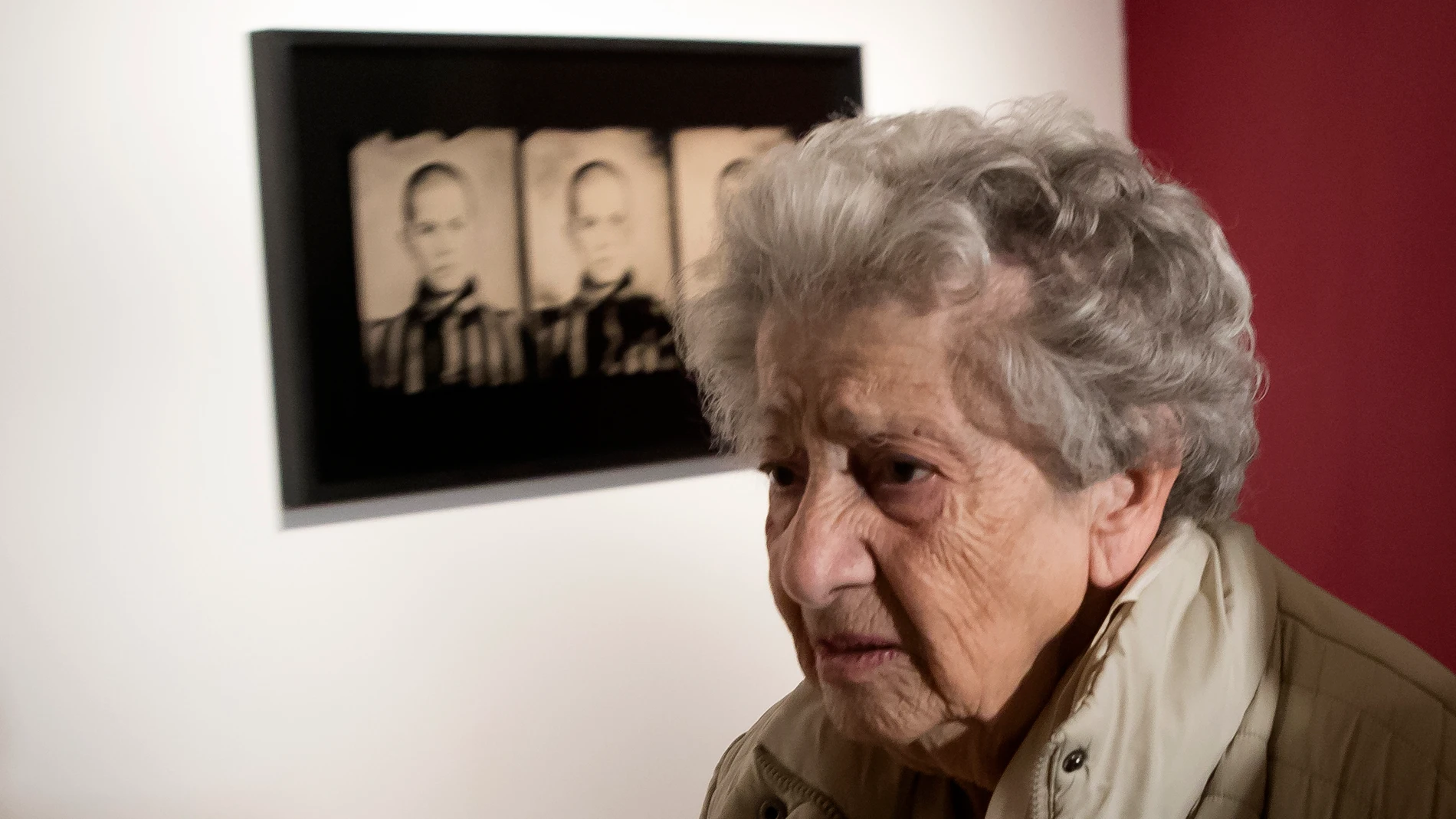 La superviviente Annette Cabelli en una exposición sobre Auschwitz en Madrid. © Luis Díaz.