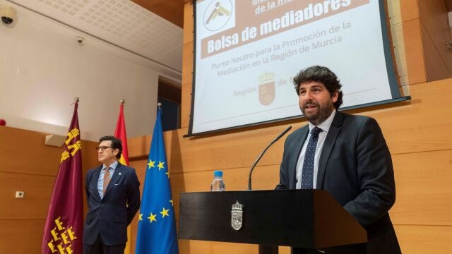 GRAFCVA1284. MURCIA, 21/01/2020.- El presidente de Murcia Fernnado López Miras (d) acompañado por el presidente del Tribunal Superior de Justicia en la Región de Murcia Pascual del Riquelme (i), durante el acto de presentación de la bolsa de mediadores, impulsada por el Punto Neutro para la Promoción de la Mediación en la Región de Murcia, hoy en el palacio de San Esteban, sede del gobierno regional. EFE/Marcial Guillén