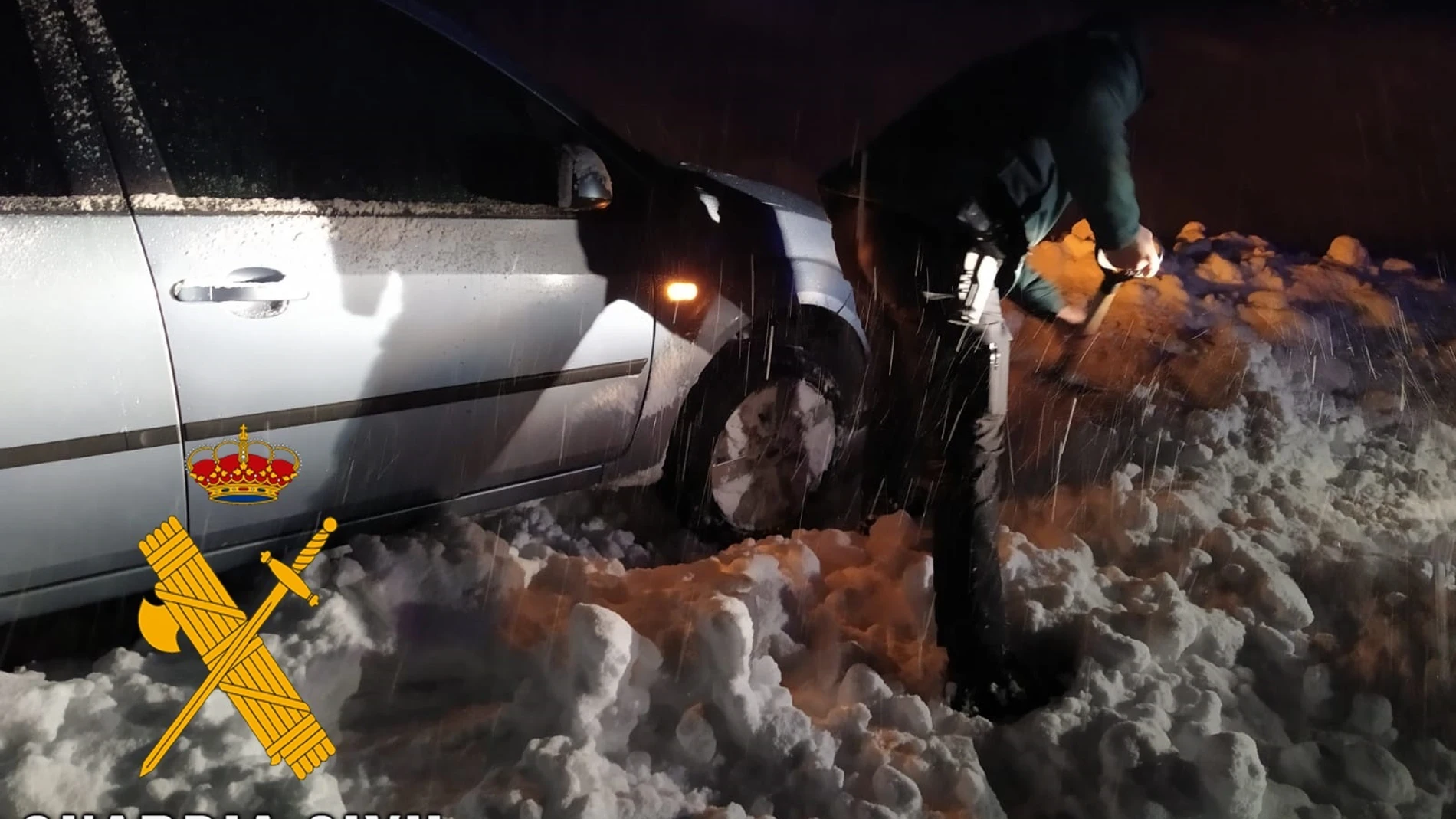 Almería.-Sucesos.-Temporal.-Guardia Civil auxilia a dos conductores tras quedar sus vehículos atrapados en la nieve