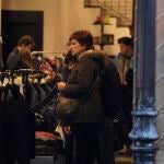 Gente de compras en un comercio de Madrid