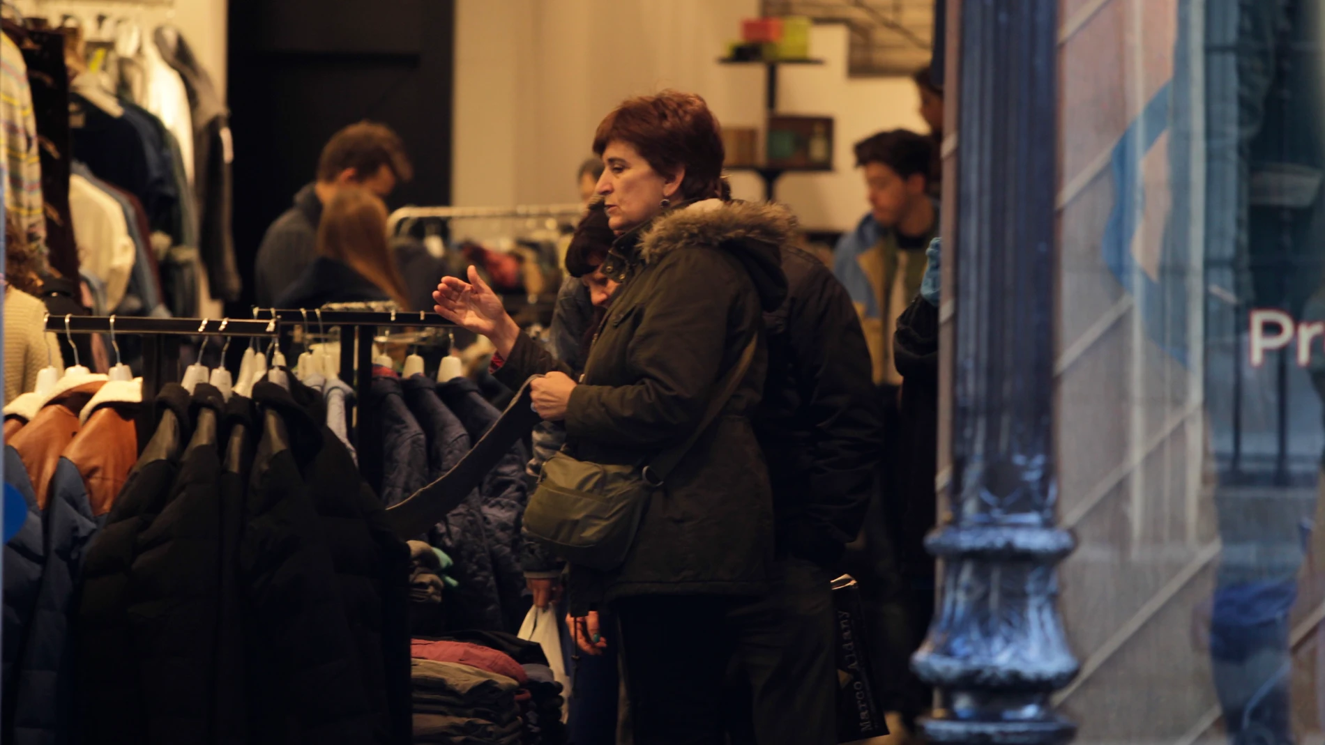 Gente de compras en un comercio de Madrid