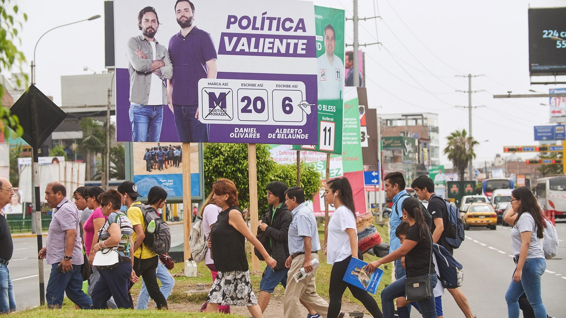 Propaganda electoral de los candidatos al congreso Daniel Olivares (i) y Alberto de Belaunde (d), por el Partido Morado en Lima