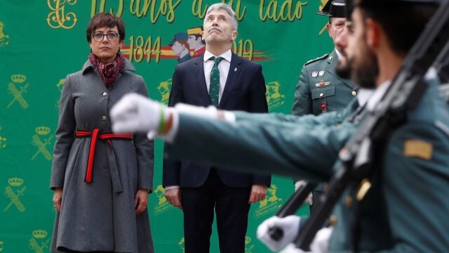 El ministro de Interior, Fernando Grande-Marlaska y la nueva directora general de la Guardia Civil, María Gámez Gámez durante su toma de posesión. EFE/ J.J. Guillén