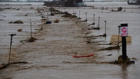 Imagen de archivo de un temporal de lluvia en Cataluña, en Tordera EFE/ Alejandro García