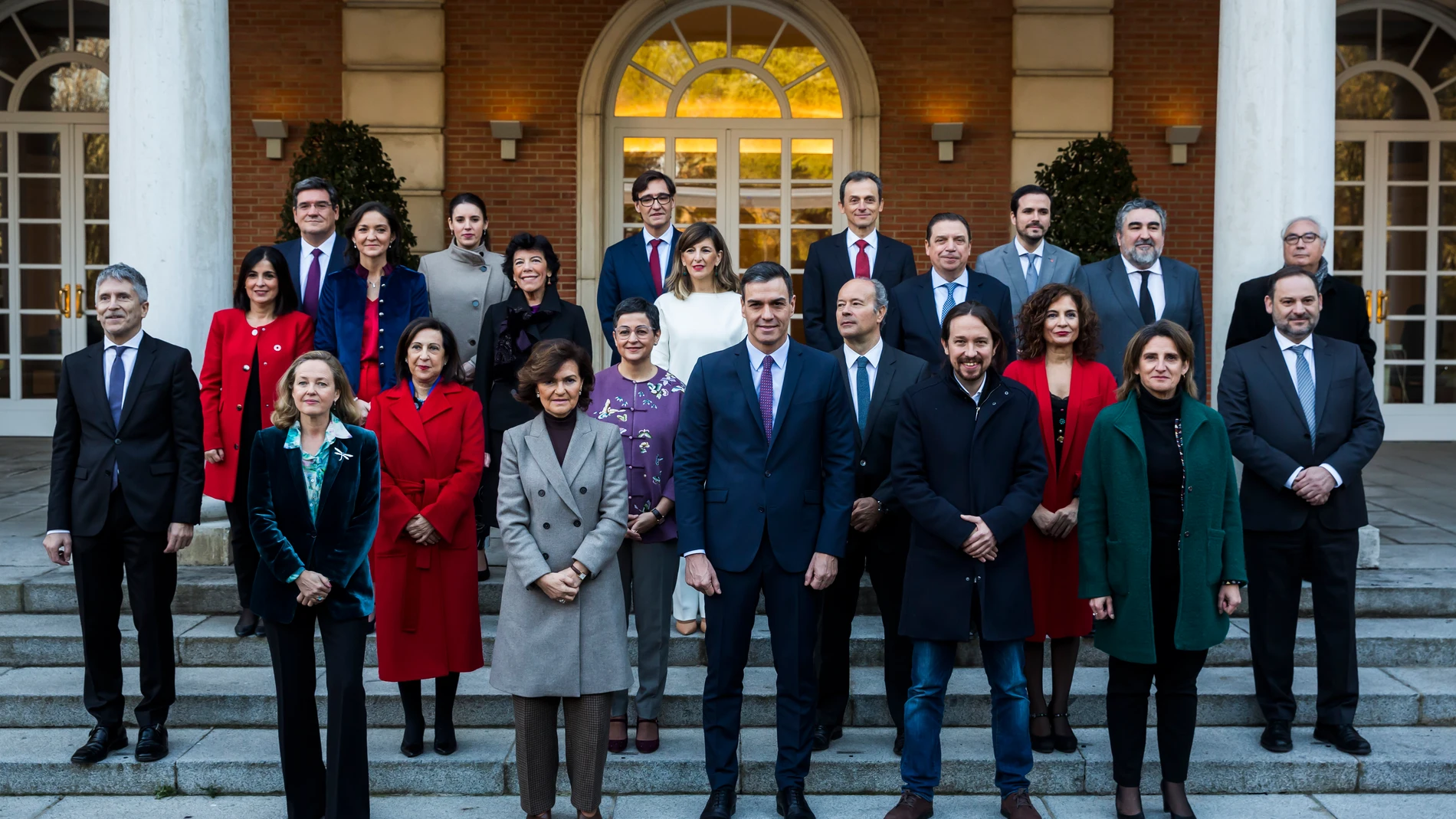 El presidente del gobierno, Pedro Sánchez posa junto con los miembros de su gabinete en la foto de familia en la Moncloa antes del primer Consejo de Ministros del Gobierno de coalicion presidido por Pedro Sánchez, este martes 14 de enero en Madrid© Alberto R. Roldan MADRID 14/01/2020