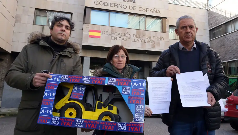 Miguel Ángel Aparicio, Teodoro Ortega, integrantes de la plataforma A11Pasos, y antes de hacer entrega en la delegación del Gobierno en Valladolid de la excavadora con destino al ministro Ábalos