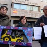 Miguel Ángel Aparicio, Teodoro Ortega, integrantes de la plataforma A11Pasos, y antes de hacer entrega en la delegación del Gobierno en Valladolid de la excavadora con destino al ministro Ábalos