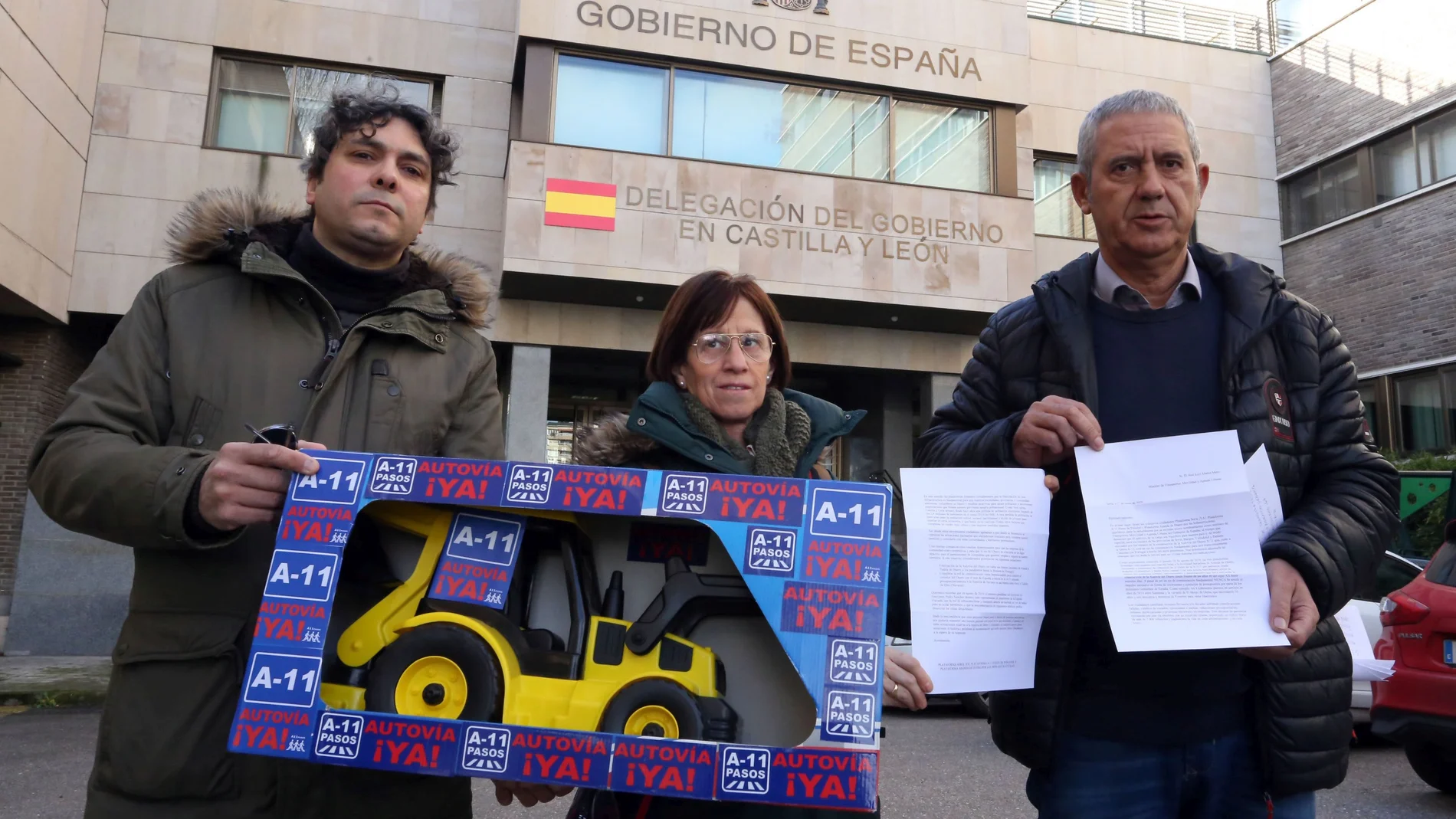 Miguel Ángel Aparicio, Teodoro Ortega, integrantes de la plataforma A11Pasos, y antes de hacer entrega en la delegación del Gobierno en Valladolid de la excavadora con destino al ministro Ábalos