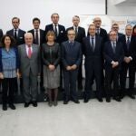 Foto de grupo de los responsables de Proyecto Hombre Sevilla y los representantes de empresas que colaboran en su programa de becas, en la reunión de trabajo celebrada hoy en CaixaForum
